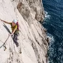 Escalade aux Calanques : L'Équipement Face à la Corrosion et aux Blocages Administratifs