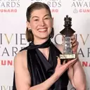 Rosamund Pike Addresses Audience Member's Distraction During Live Play
