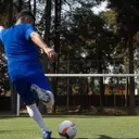 Maîtriser la Frappe de l'Extérieur du Pied au Football : Un Guide Complet
