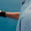 Maîtriser le service au tennis : l'art des lancers de balle et la stratégie du lancer neutre