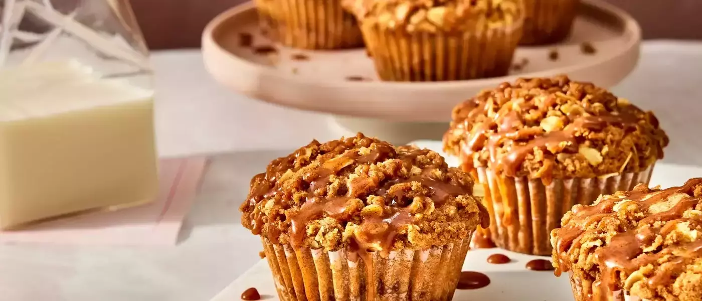 Delectable Apple Pie Muffins with Cinnamon Crumb Topping