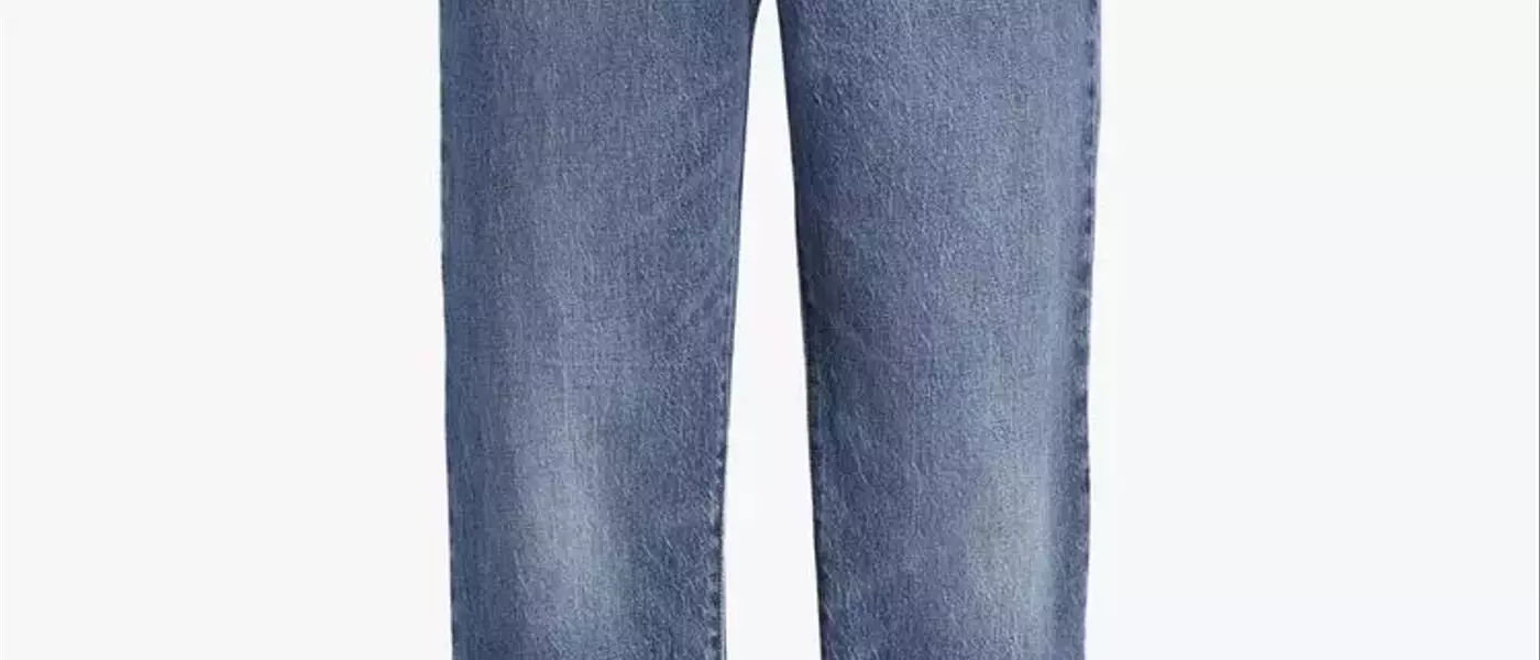 The Enduring Appeal of Straight-Leg Jeans and Block-Heeled Boots: A 90s Style Revival