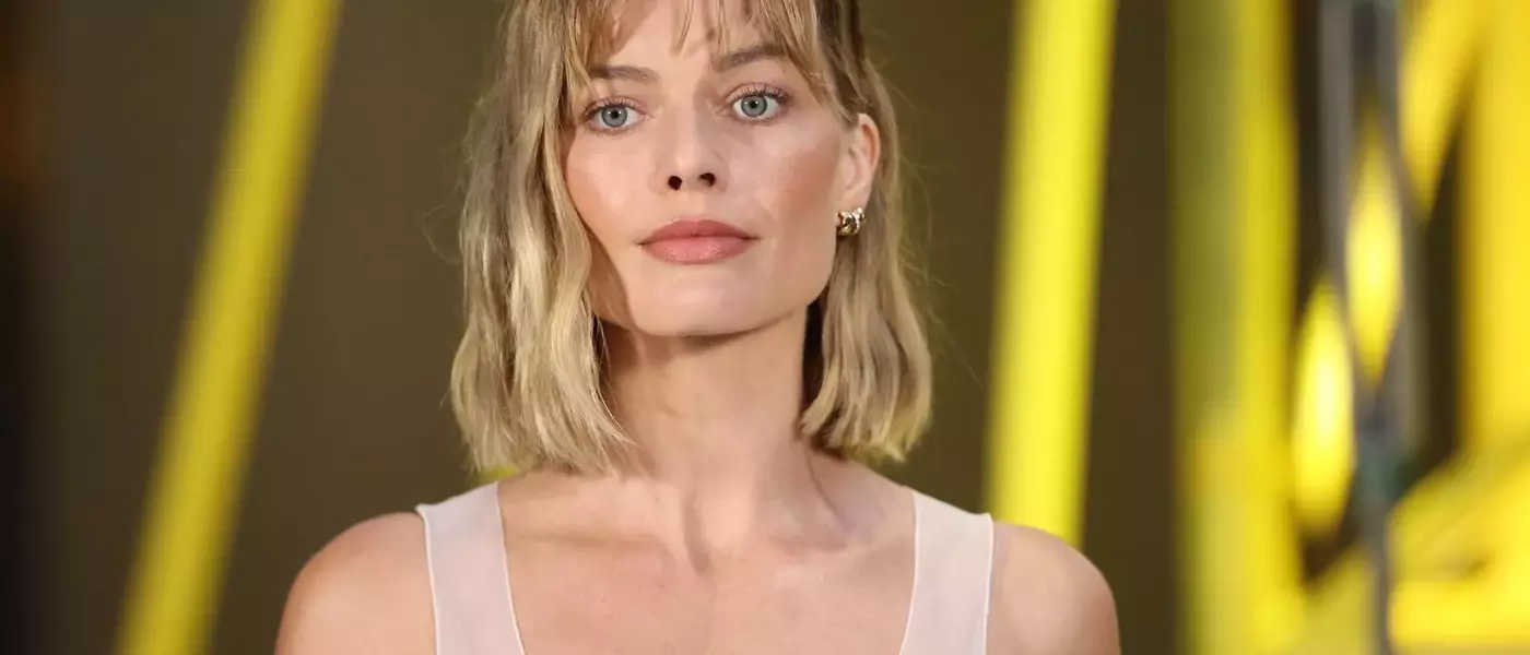Margot Robbie Debuts a Chic New Haircut at Paris Fashion Week