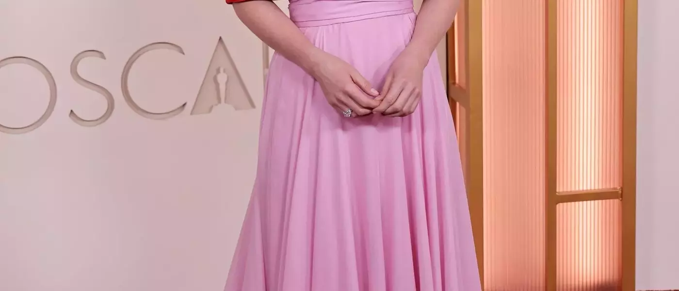 Jessie Buckley's Oscar Journey: From Stylistic Simplicity to Chanel Elegance and Motherhood