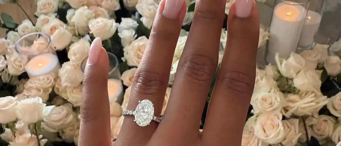 The Allure of Oval Engagement Rings: A Comprehensive Guide