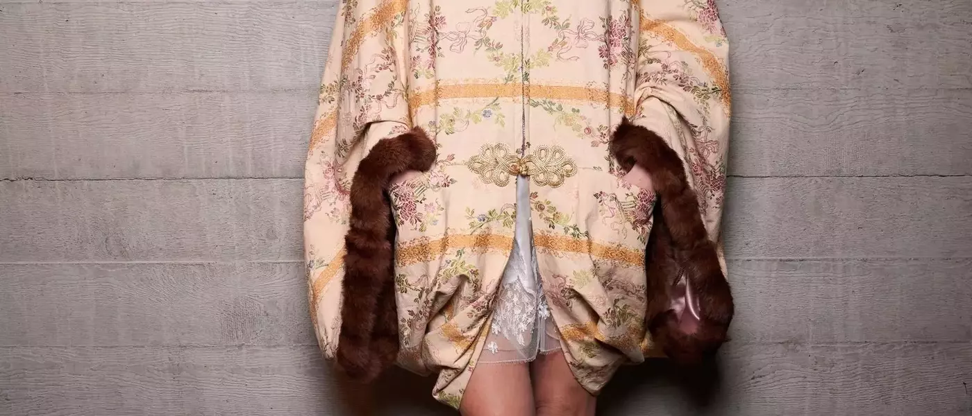 The Resurgence of the Opera Coat: A Blend of History and Modernity in Fashion