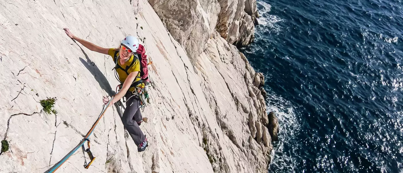 Escalade aux Calanques : L'Équipement Face à la Corrosion et aux Blocages Administratifs
