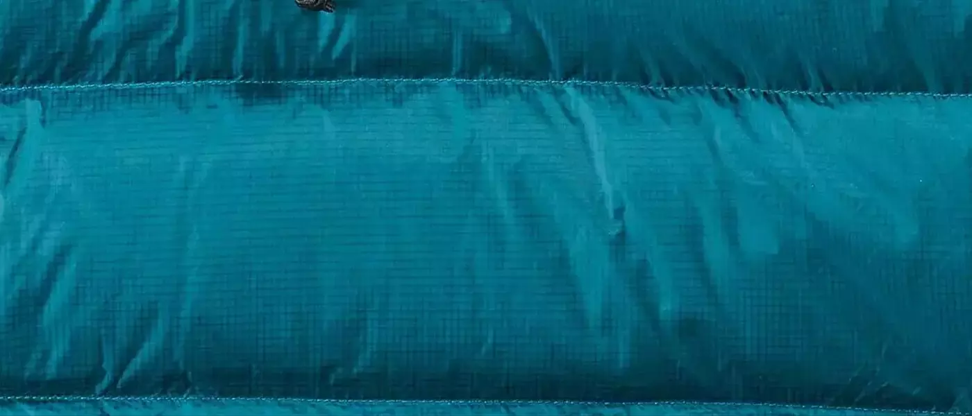 Guide complet : entretien et réparation de votre sac de couchage en plumes