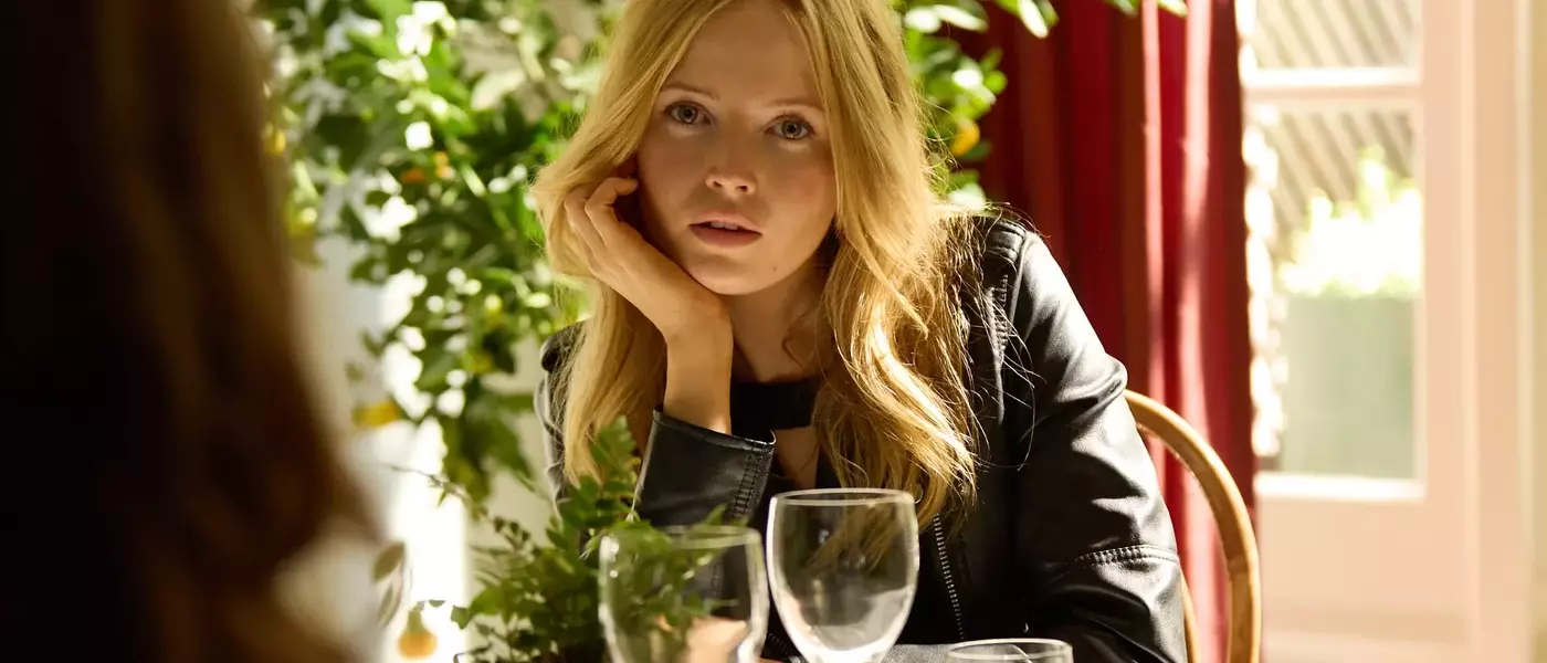 Ellie Bamber's Transformative Portrayal of Kate Moss in 'Moss & Freud'