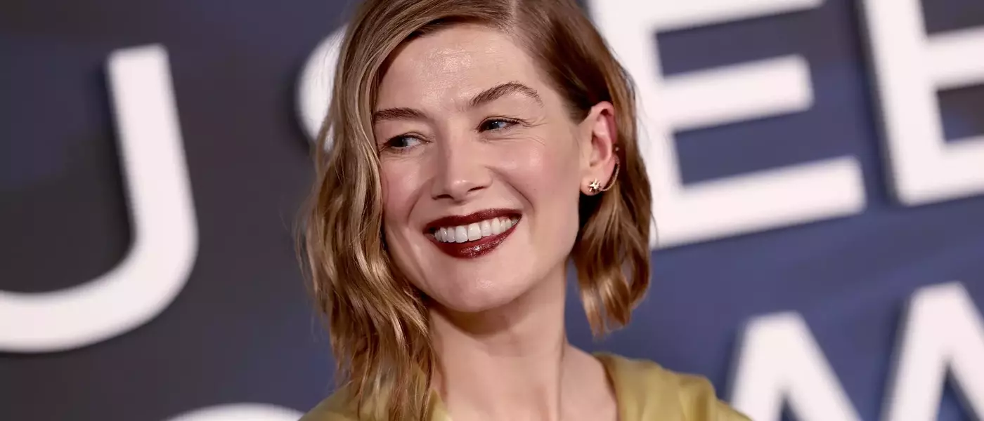 Rosamund Pike Confronts Audience Member for Texting During West End Performance