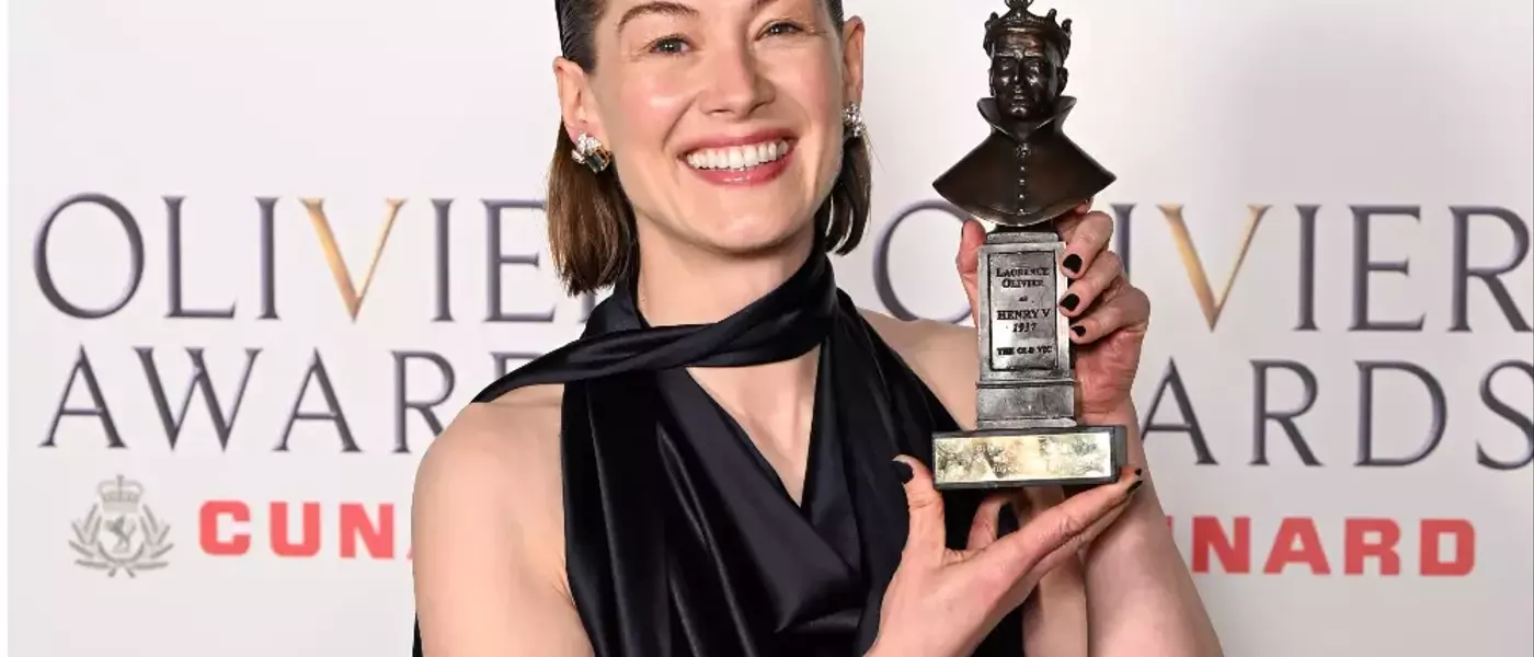 Rosamund Pike Addresses Audience Member's Distraction During Live Play