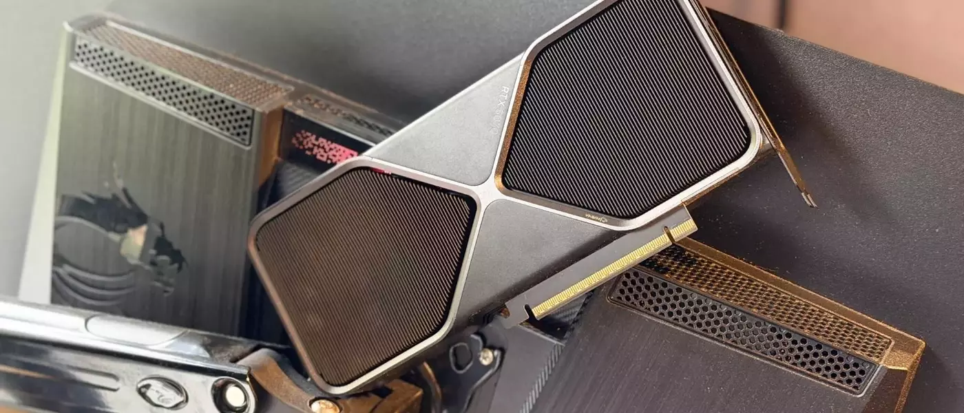 Loop LP-3201: A Gaming Monitor with an Integrated Graphics Card Slot