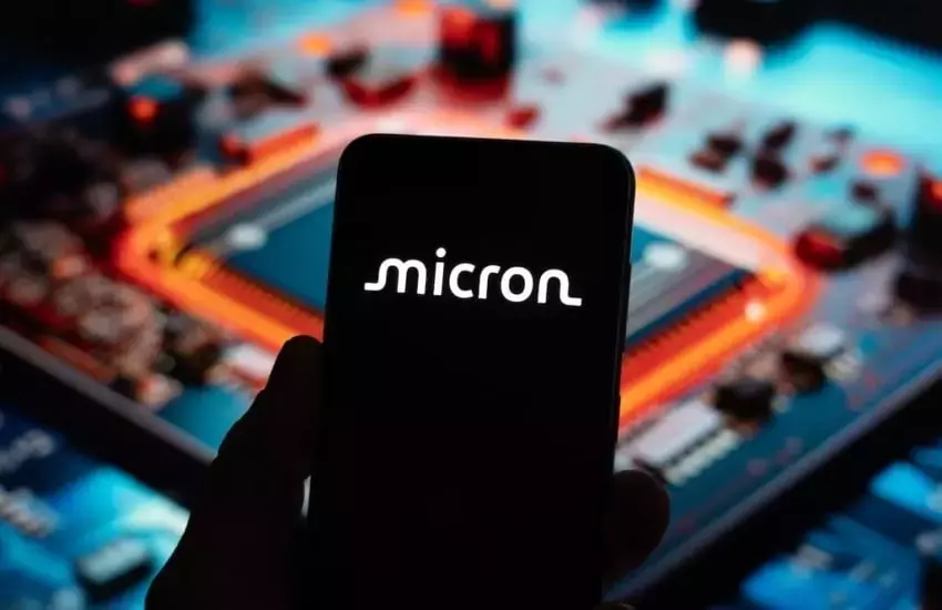 Micron Stock Drops Amidst Broader Semiconductor Market Weakness