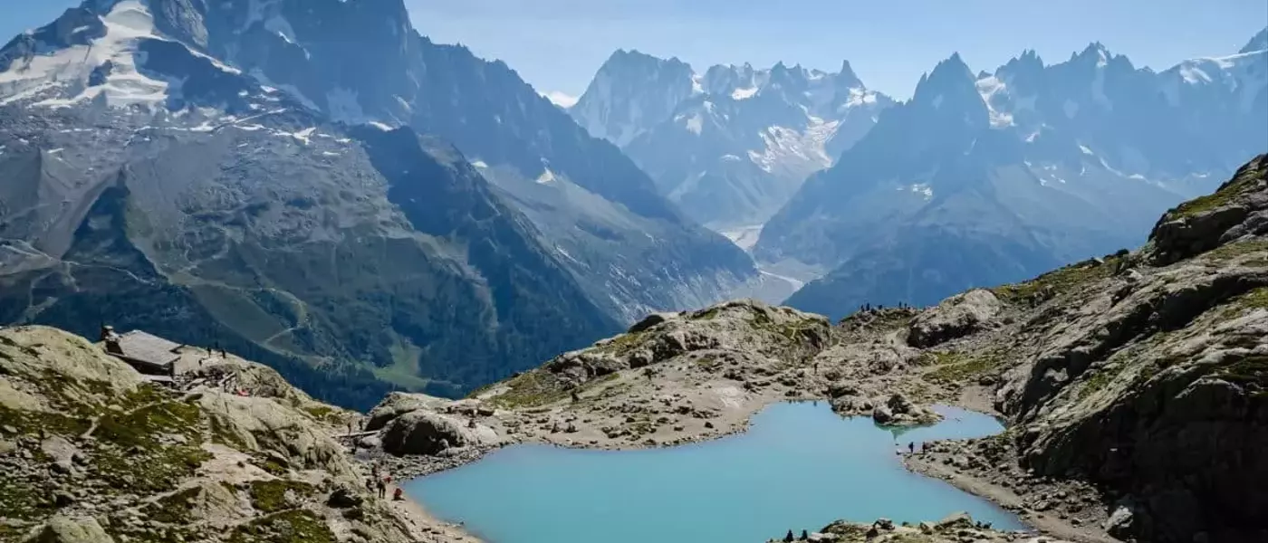 L'Impact des Réseaux Sociaux sur le Tourisme de Montagne : Défis et Solutions