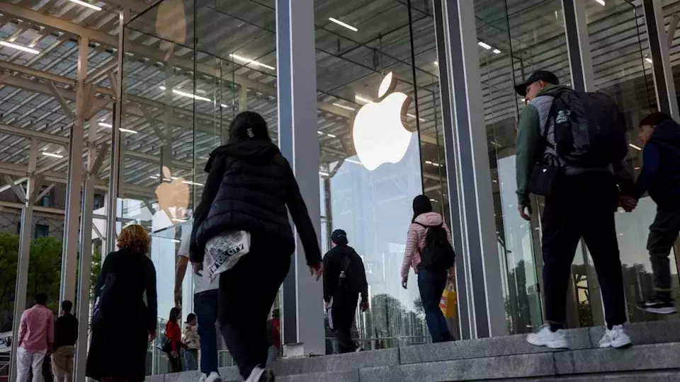 Apple's Strategic Retail Adjustments Amidst Evolving Mall Landscape