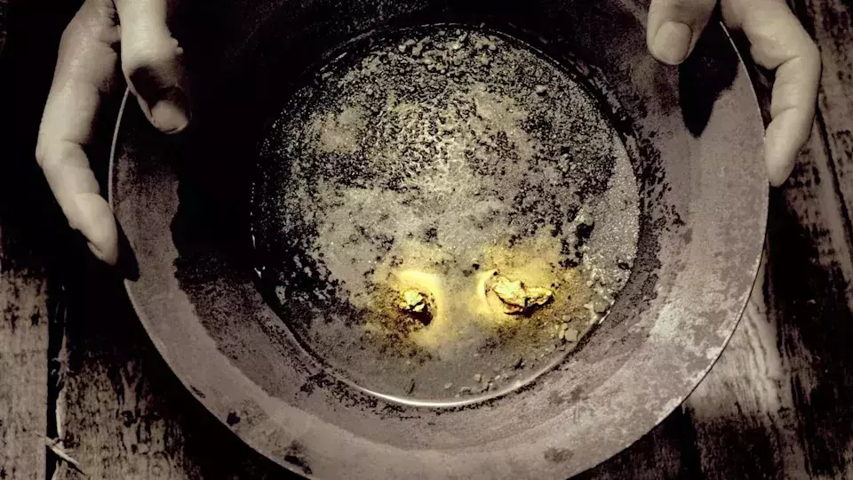 Gold's Decline Amidst Rising Interest Rate Expectations