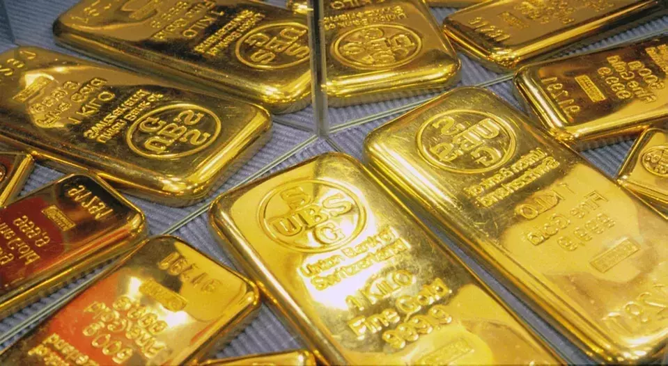 Geopolitical Calm and Shifting Monetary Policies Propel Gold Prices Upward