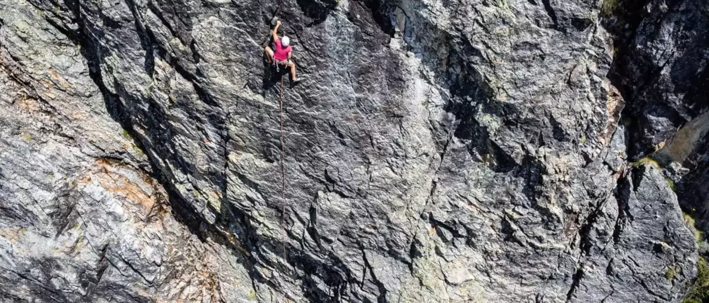 L'escalade à haute altitude : Les parois rocheuses du Lac Besson à l'Alpe d'Huez
