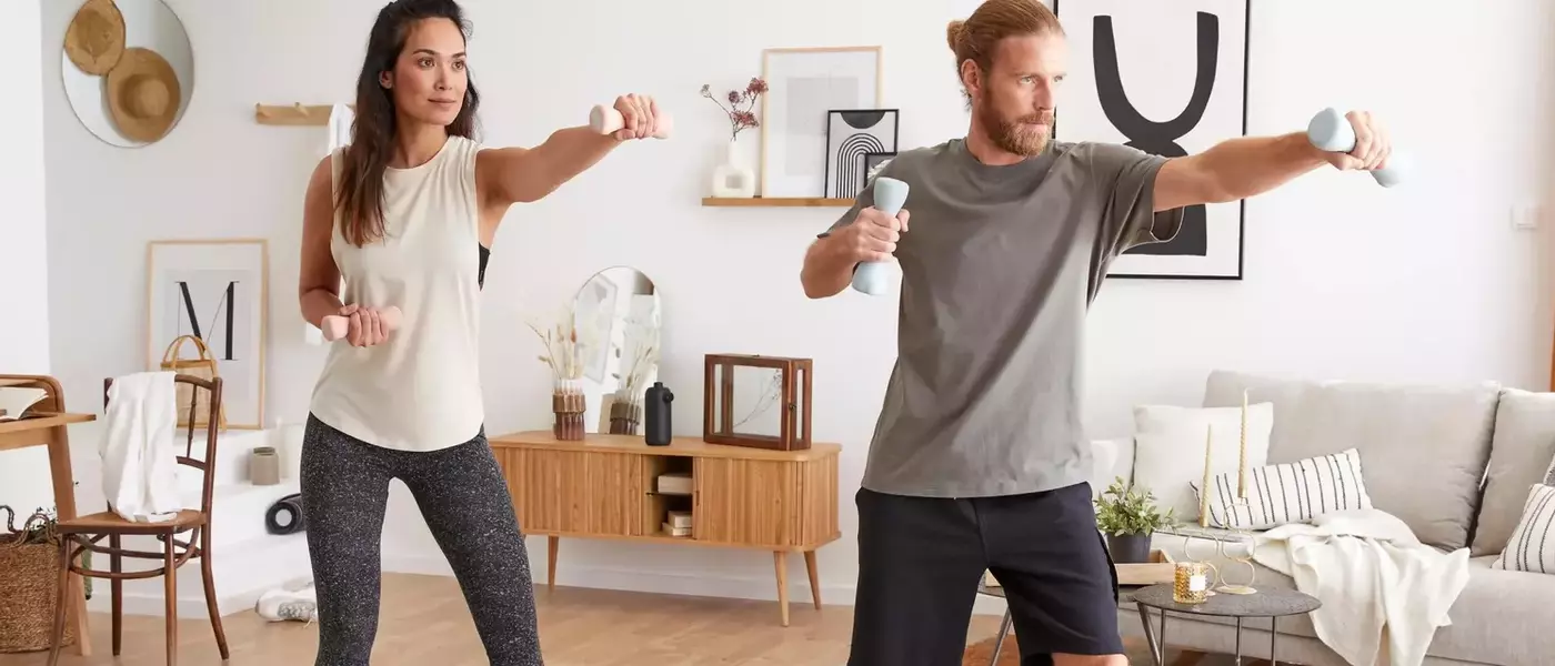 Maintenir la Forme en Vacances : Guide de Routine Fitness Sans Équipement