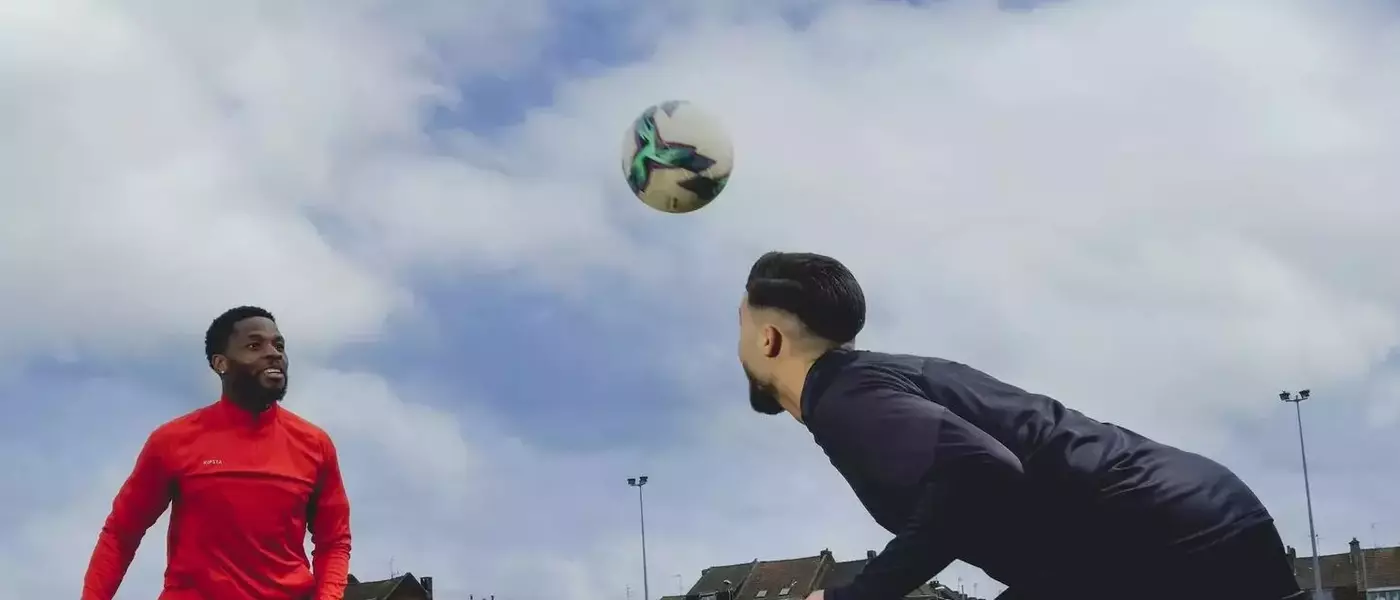 Maîtriser le Jeu de Tête au Football : Techniques et Conseils Essentiels