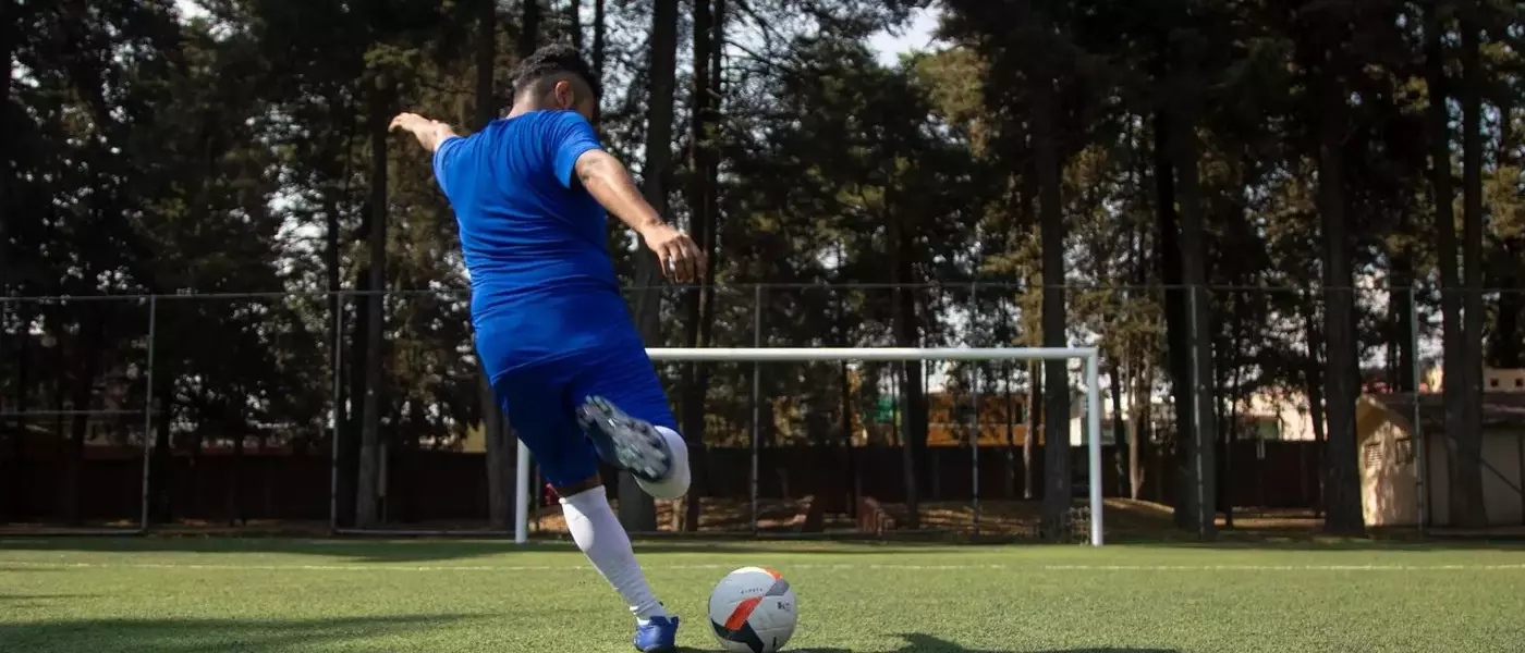 Maîtriser la Frappe de l'Extérieur du Pied au Football : Un Guide Complet