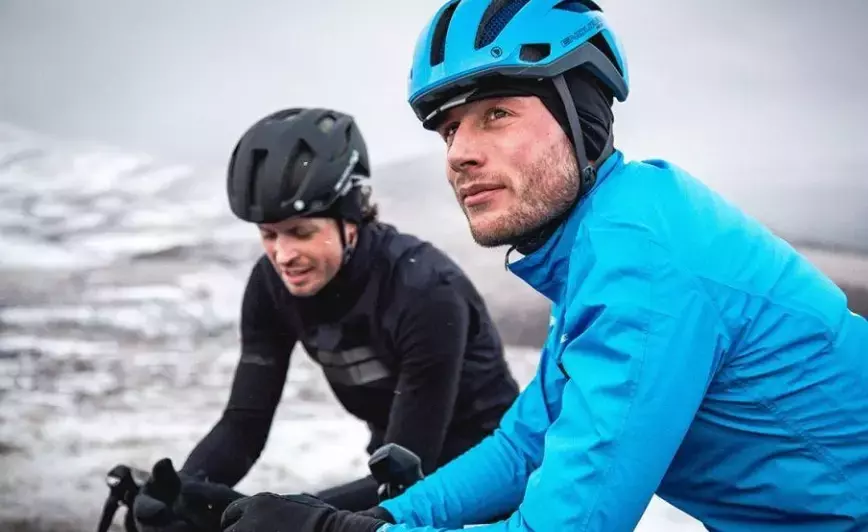 Le Cyclisme Hivernal : Équipement et Sécurité pour Affronter le Froid