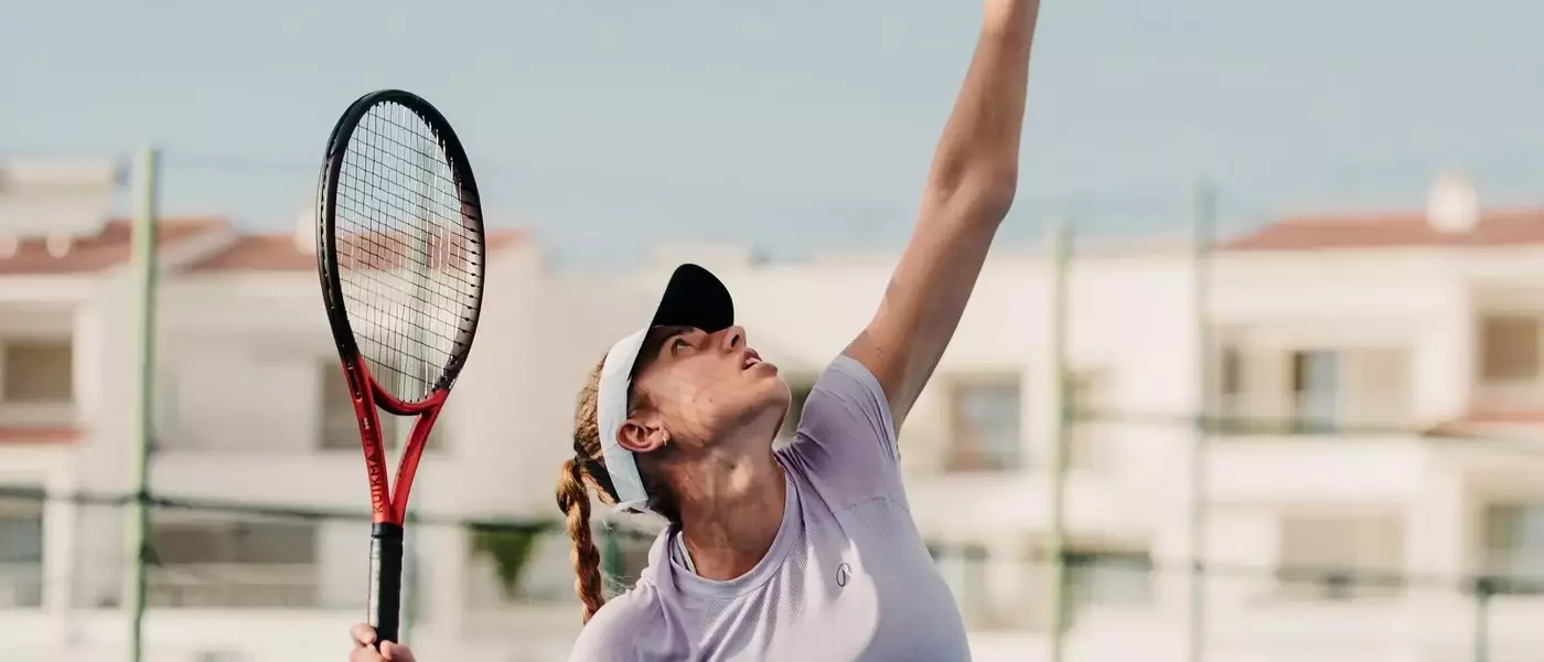 Maîtriser le Service Puissant au Tennis : Guide Complet