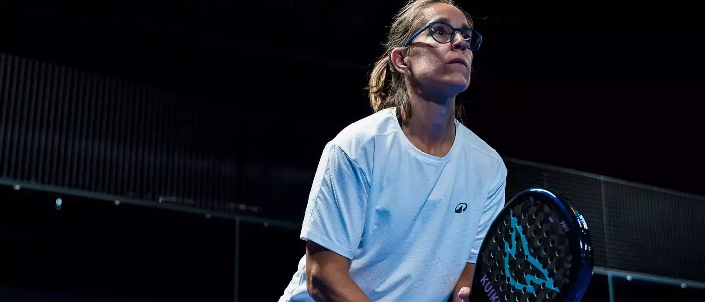 Le Padel : Guide Complet du Lexique, des Règles et de l'Équipement pour Maîtriser ce Sport de Raquette Social et Dynamique