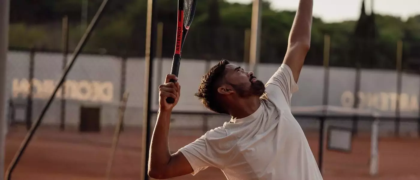 Maîtriser l'art du service au tennis : techniques et stratégies essentielles
