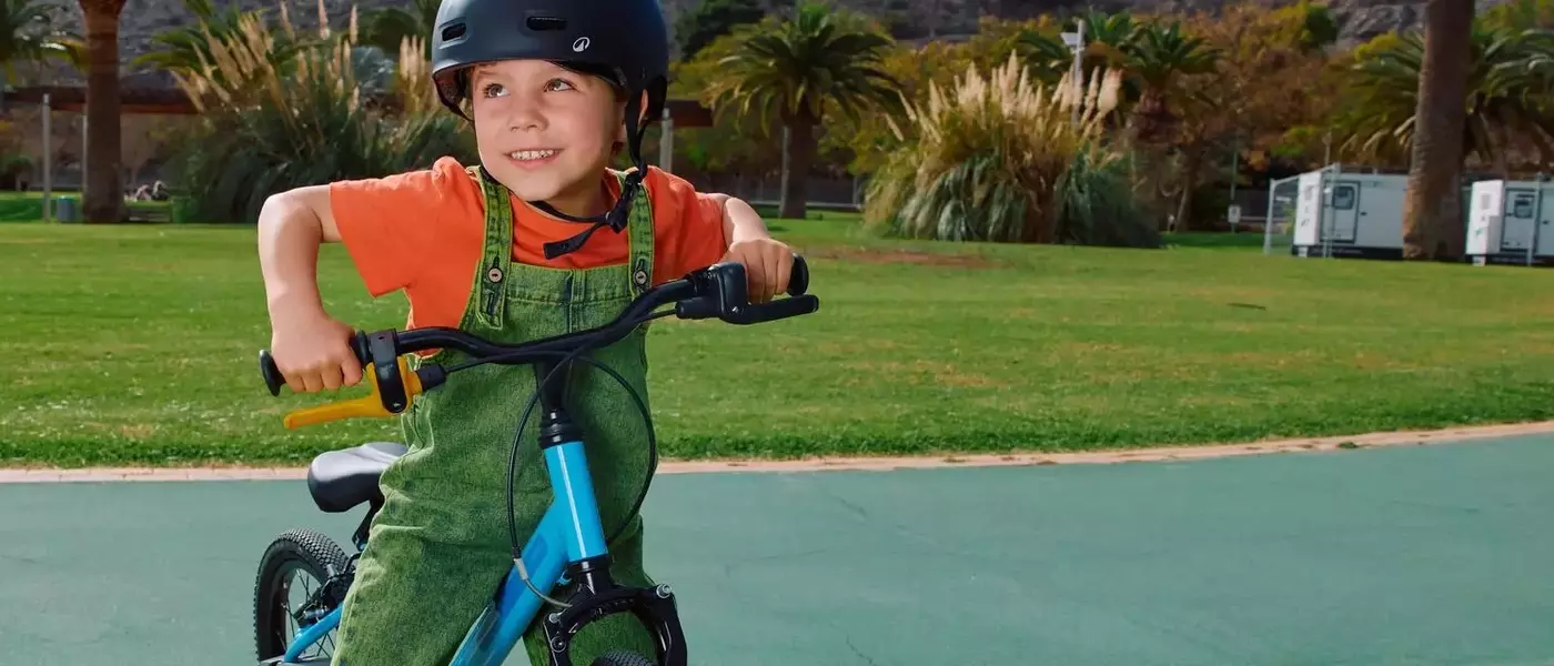 Guider et encourager l'enfant dans l'apprentissage du vélo