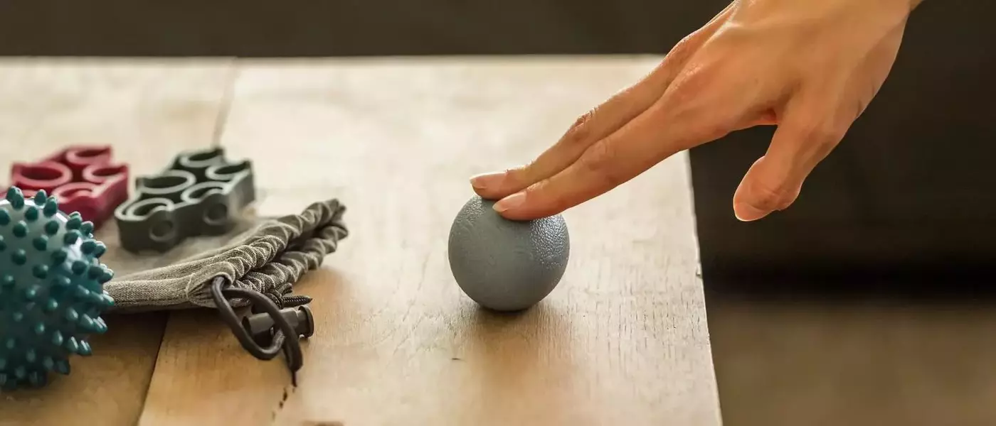 Améliorer la Mobilité des Mains et des Poignets : Exercices Essentiels avec une Balle