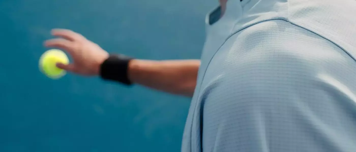 Maîtriser le service au tennis : l'art des lancers de balle et la stratégie du lancer neutre