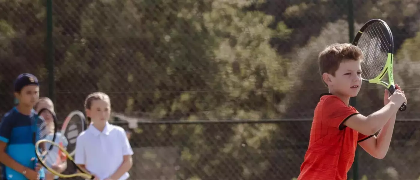 Maîtriser la Prise de Raquette de Tennis chez l'Enfant : Un Guide Complet