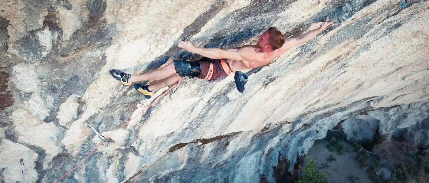 Jakob Schubert r￩alise la premi￨re ascension r￩p￩t￩e de "DNA", la voie de 9c de Seb Bouin