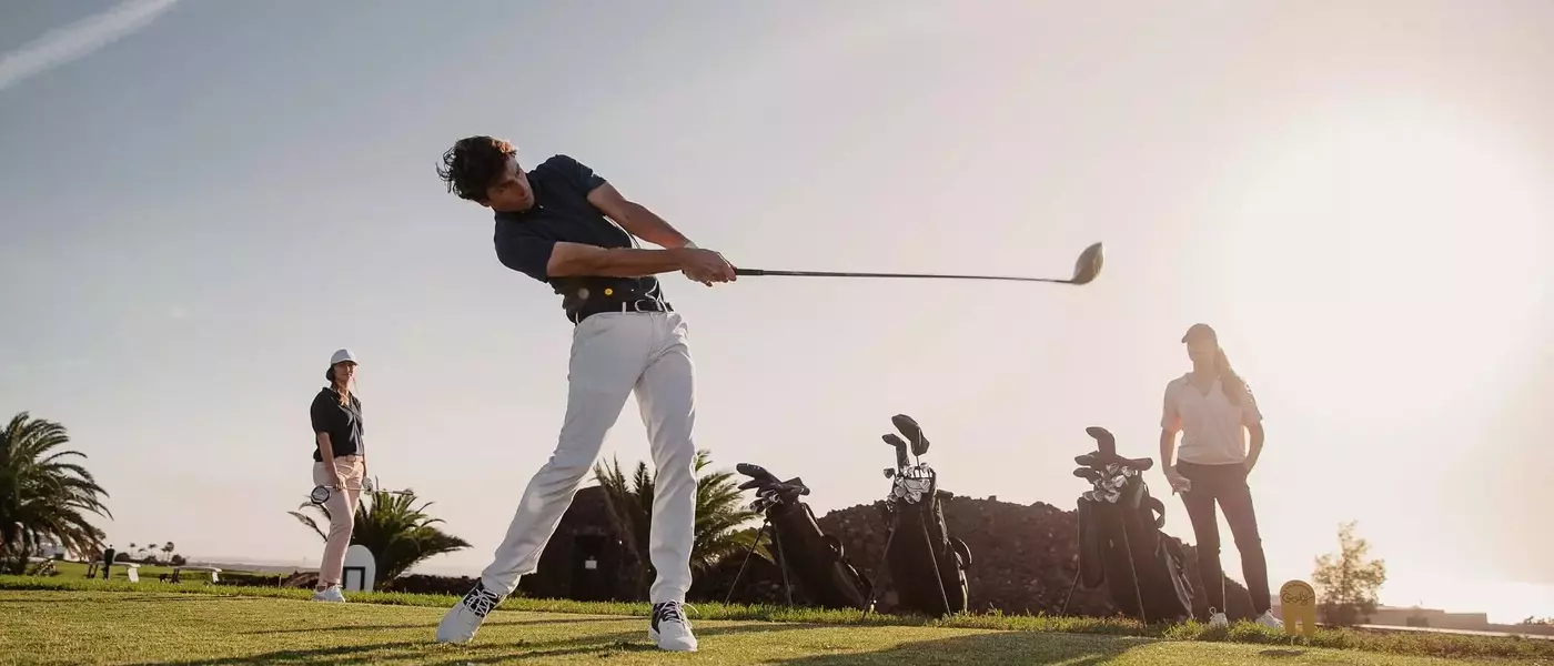 Maîtriser le Drive au Golf : Techniques et Équipement pour une Distance Optimale