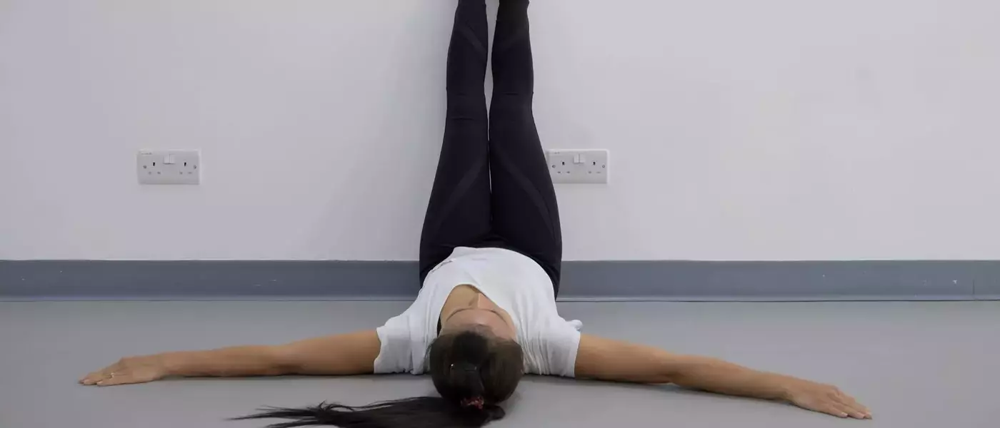 La Posture des Jambes au Mur : Un Secret de Bien-être Redécouvert