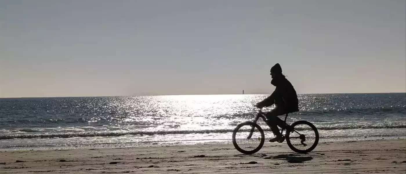 Réglementation du cyclisme sur sable : Guide complet pour les plages françaises