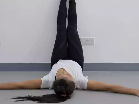 La Posture des Jambes au Mur : Un Secret de Bien-être Redécouvert