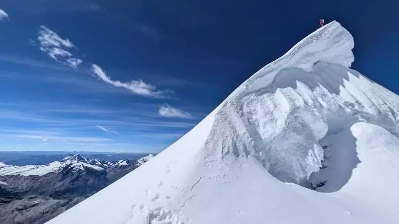Fay Manners et Marco Malcangi Conquièrent un Itinéraire Inédit de Ski au Pérou