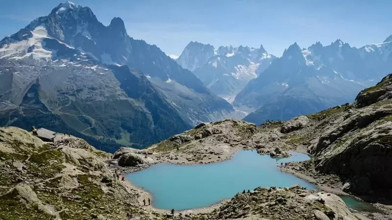 L'Impact des Réseaux Sociaux sur le Tourisme de Montagne : Défis et Solutions
