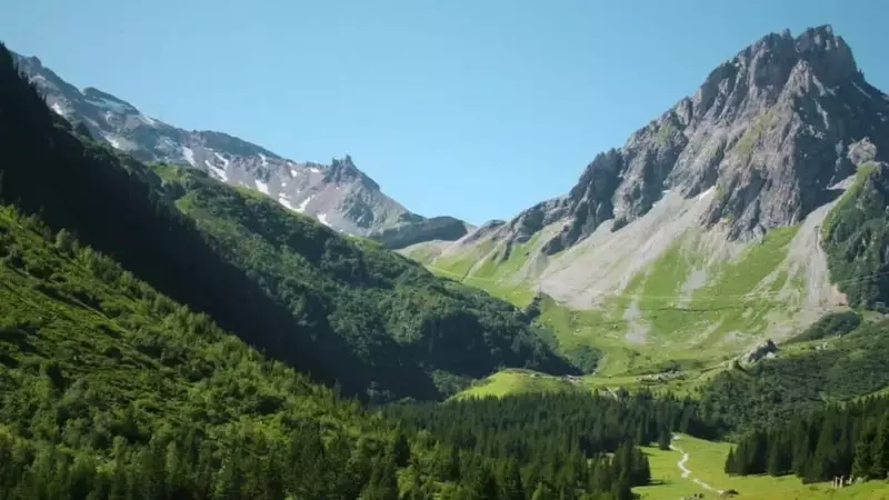 Tour du Mont-Blanc : Le Bivouac Réglementé aux Contamines