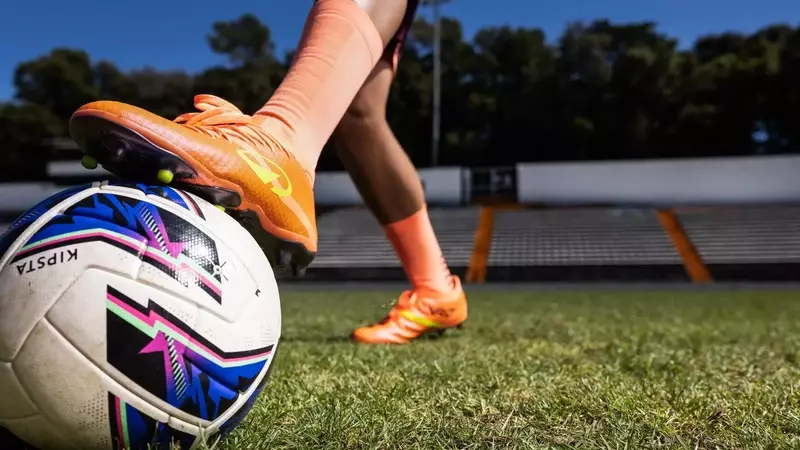 Maîtrise du ballon rond : Techniques essentielles pour optimiser votre jeu