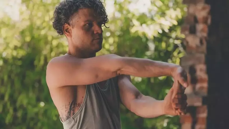 Guide Complet des Étirements Efficaces pour les Biceps