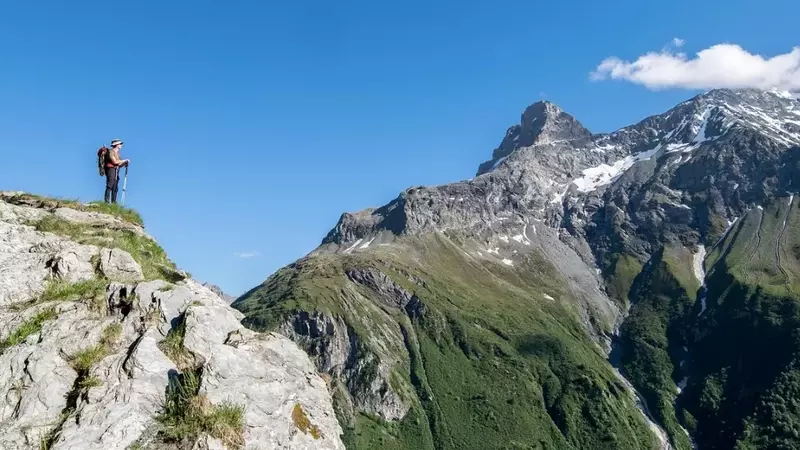 L'Alpinisme Moderne : Entre Engouement, Prudence et Respect Environnemental
