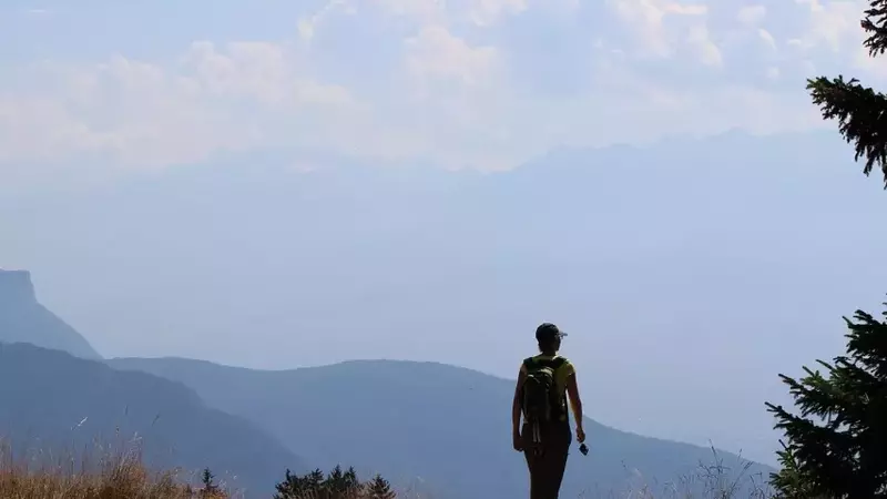 La randonnée pédestre en plein essor : entre nature, bien-être et nouveaux usages