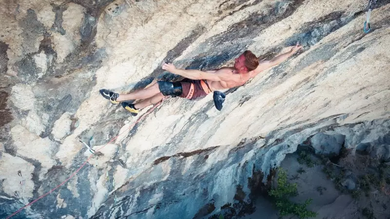 Jakob Schubert r￩alise la premi￨re ascension r￩p￩t￩e de "DNA", la voie de 9c de Seb Bouin