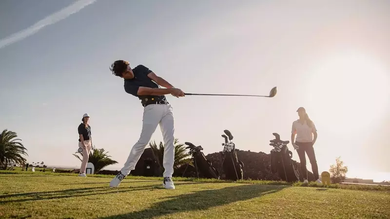 Maîtriser le Drive au Golf : Techniques et Équipement pour une Distance Optimale