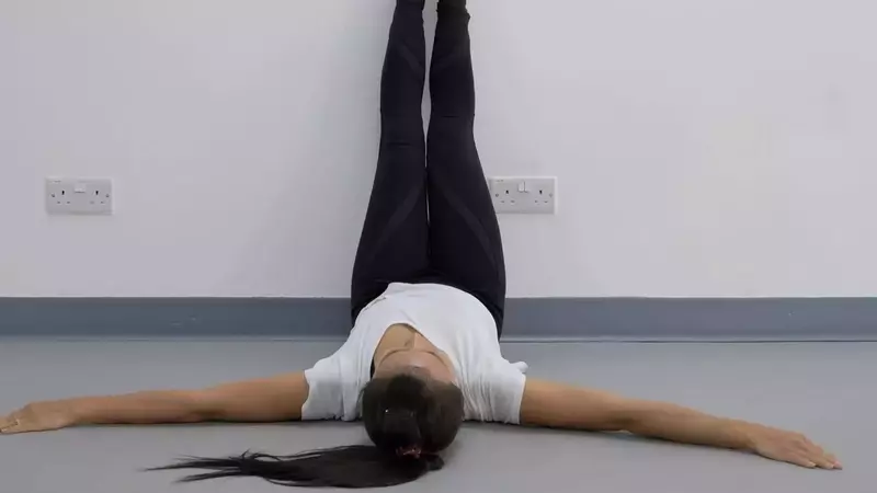 La Posture des Jambes au Mur : Un Secret de Bien-être Redécouvert