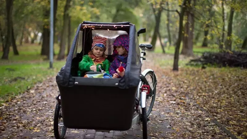 Maintenir la Chaleur des Enfants à Vélo en Hiver : Guide Complet